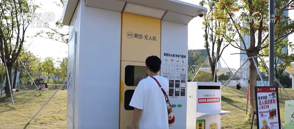 卖……“人工智能+消费”促进新型消费加快发展PG电子游戏麻将胡了机器人做咖啡、无人机送外(图4)